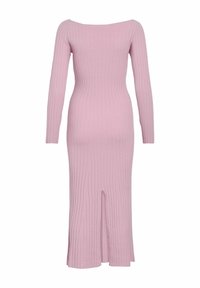 Ilgomis rankovėmis, smulkiai megztas rožinės spalvos su valtine iškirpte ir centre nugaroje plyšiu, sukurtas prigludusiam siluetui.