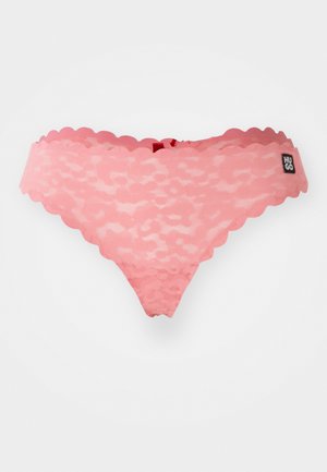 Mīksts rozā mežģīņu stringi ar viļņotām malām, ar mazu logotipa birku un smalku rakstu visā virsmā.