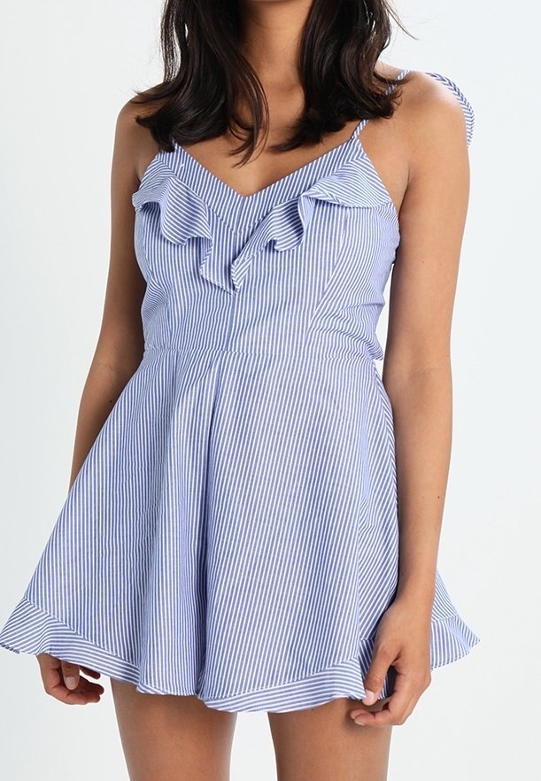 Randig klänning i blått och vitt, med volangkrage, justerbara remmar och utsvängd nederdel. Tillverkad av lätt tyg för komfort.