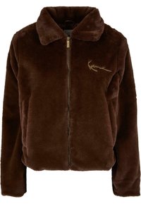 Brun kunstpels zip-up jakke med krage, gullfargede detaljer og brodert logo på venstre bryst. Myk tekstur og kort design.