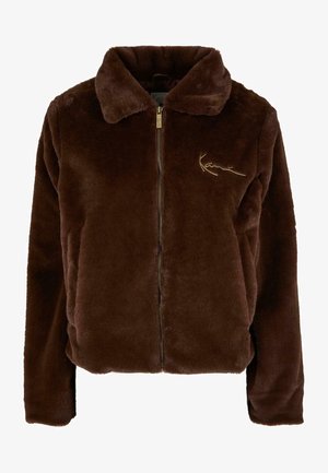 Pruun faux karusnaha lukuga jakk, millel on krae, kuldne riistvara ja vasakule rinna külge tikitud logo. Pehme tekstuur ja lühendatud disain.