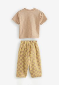 Next SHORT SLEEVE AND WIDE LEG- REGULAR FIT SET - Tygbyxor - yellow checkerboard
