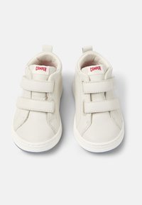 Sneakers in pelle grigia chiara con due fasce in Velcro, punta rotonda, suola bianca e etichetta 'CAMPER' rossa sulla linguetta. Texture liscia.