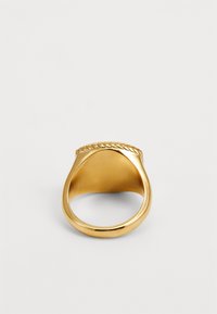 Goldring mit einem dicken Band, das eine glatte Oberfläche und ein strukturiertes, geflochtenes Design auf der Oberseite aufweist. Das Innere ist hohl.