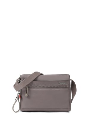 Sac bandoulière compact taupe avec poche avant zippée, sangle en tissu réglable et logo Hedgren sur fond uni.