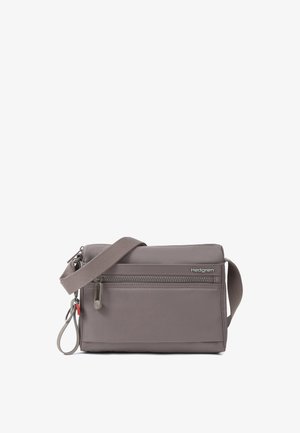 Sac bandoulière compact taupe avec poche avant zippée, sangle en tissu réglable et logo Hedgren sur fond uni.