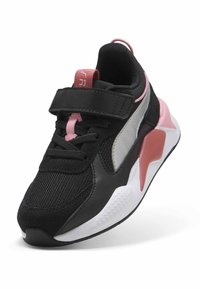 Scarpa sportiva nera con tomaia in rete, dettagli rosa, una striscia argentata e una fascia in velcro. Presenta una suola bianca texturizzata e lacci.