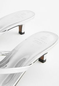 Next SIGNATURE  TOE POST REGULAR FIT - Sandales tongs - silver
