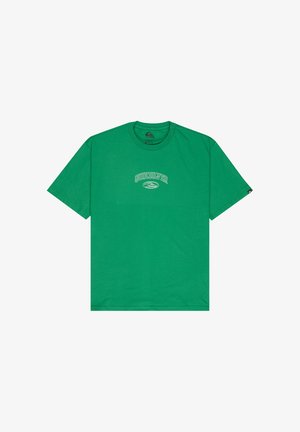 Groen T-shirt met korte mouwen, met de tekst "Quiksilver" en een golflogo gecentreerd op de borst, een ronde hals en een klein logolabel op de linkermouw.