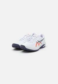 Zapatillas deportivas blancas con parte superior de malla, acentos en naranja y gris, suela de goma redonda y cierre de cordones. Diseño ligero para mayor comodidad.
