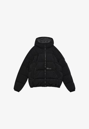 Czarna kurtka puchowa z kapturem, z zamkiem z przodu, dwiema bocznymi kieszeniami i logo na klatce piersiowej. Materiał ma gładką, pikowaną teksturę.