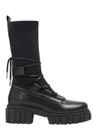 Bota negra hasta la rodilla que presenta una combinación de cuero suave y tejido elástico, con cordones en el frente y una suela gruesa y estriada.