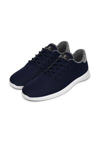 Granatowe tenisówki z teksturowaną siateczkową cholewką, szarym filcowym kołnierzem i białą gumową podeszwą; posiadają klasyczne sznurowanie.