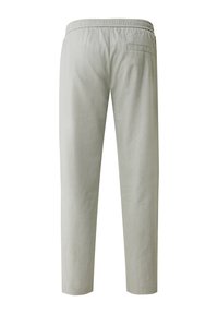 Světlé šedé lněné kalhoty s elastickým páskem a jednou zadní kapsou; mají volný střih a přímý střih nohavic.