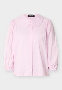 Blouse rose clair à manches longues avec col arrondi, épaules froncées, poignets élastiques et fermeture boutonnée cachée à l'avant, présentée sur un fond blanc.