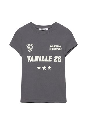 Ciemnoszary t-shirt z krótkim rękawem z białym napisem „VANILLE 26”, trzema gwiazdkami, „SÉLECTION SIGNATURE” oraz logo w kształcie tarczy z napisami „VN” i „PERSIAN TOUCH”.