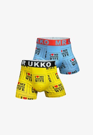 Zwei Paar Boxer-Shorts aus dehnbarem Stoff in Blau und Gelb. Jede hat einen schwarzen und roten Taillenbund mit dem wiederholten Aufdruck "ICH LIEBE MEINE TOLLE FRAU".