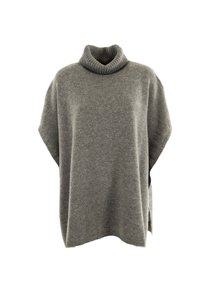 Poncho de punto gris con cuello alto y aberturas laterales, que presenta una textura suave y una forma oversized.