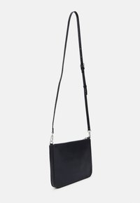 Borsa a tracolla in pelle nera con superficie texture, forma rettangolare sottile, tracolla regolabile e chiusura superiore con zip.