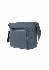 Blaue karierte Umhängetasche mit einer Vorderreißverschlusstasche, verstellbarem Schultergurt und strukturiertem Stoff. Verfügt über ein dezentes Logo-Detail auf der Vorderseite.