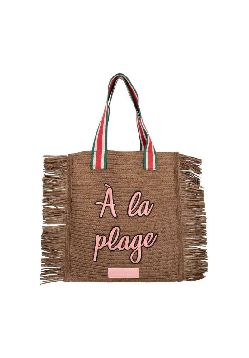 Bruine geweven tote bag met franjes, voorzien van roze "À la plage" tekst en gestreepte handvatten in rood, groen en wit.