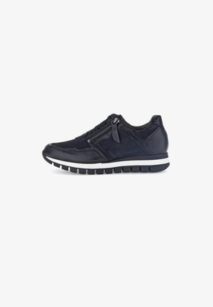 Sneaker in pelle e camoscio blu navy con zip laterale, suola intermedia bianca e suola in gomma testurizzata con motivo a battistrada.