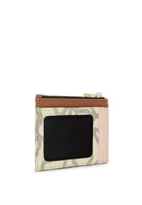 Cartera compacta en crema con patrón de manchas negras, que cuenta con una ventana para identificación clara, cremallera marrón y acento rosa. Material texturizado.