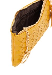 Gul vævet læder-clutch med lynlås, guldhardware og kædestrop. Indersiden har et mørkt stofforing med en lynlåslomme.