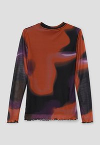 Langarmtop van transparant materiaal met een abstract patroon in oranje, zwart en paarse tinten. Gerimpelde zwarte zoom en halslijn details.