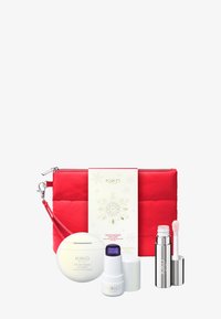 KIKO Milano röd vadderad påse, som innehåller en vit handkräm, två applikatorer och ett silverläppstift. Inkluderar ett dekorativt julkort.