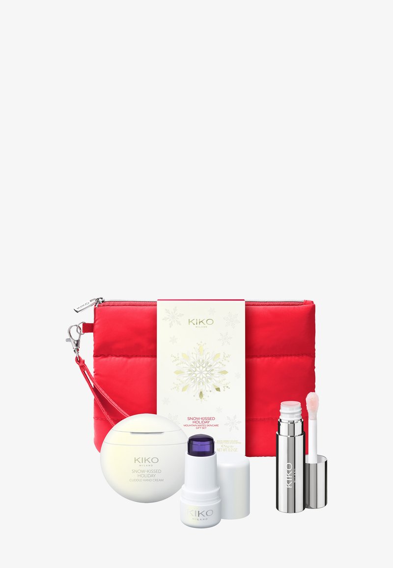 KIKO Milano röd vadderad påse, som innehåller en vit handkräm, två applikatorer och ett silverläppstift. Inkluderar ett dekorativt julkort.