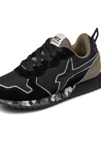 Scarpa da ginnastica nera realizzata in materiali mesh e suede. Presenta una suola con motivo mimetico grigio, lacci neri e un logo sulla linguetta.