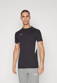 Tricou sport negru cu mâneci scurte, având accente gri pe laterale și un mic logo gri Puma pe piept. Textură de material neted.
