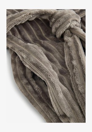 Szürke plüss textúrájú anyagból készült köpeny, puha, texturált felülettel és csavart csomózási zárással. Finom függőleges csíkokkal rendelkezik, amelyek további részletességet adnak.