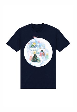 T-shirt di cotone blu navy con una grafica circolare di una scena invernale che presenta un albero di Natale decorato, personaggi fantastici e nuvole nei toni pastello.
