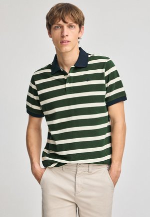 Polo a righe verde e bianche con colletto blu navy, dotato di una chiusura a tre bottoni e un piccolo logo sul petto.