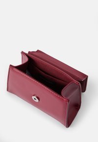 Pochette in pelle sintetica rossa con chiusura a scatto argentata. Presenta due scomparti e un'esterno liscio con bordi cuciti.