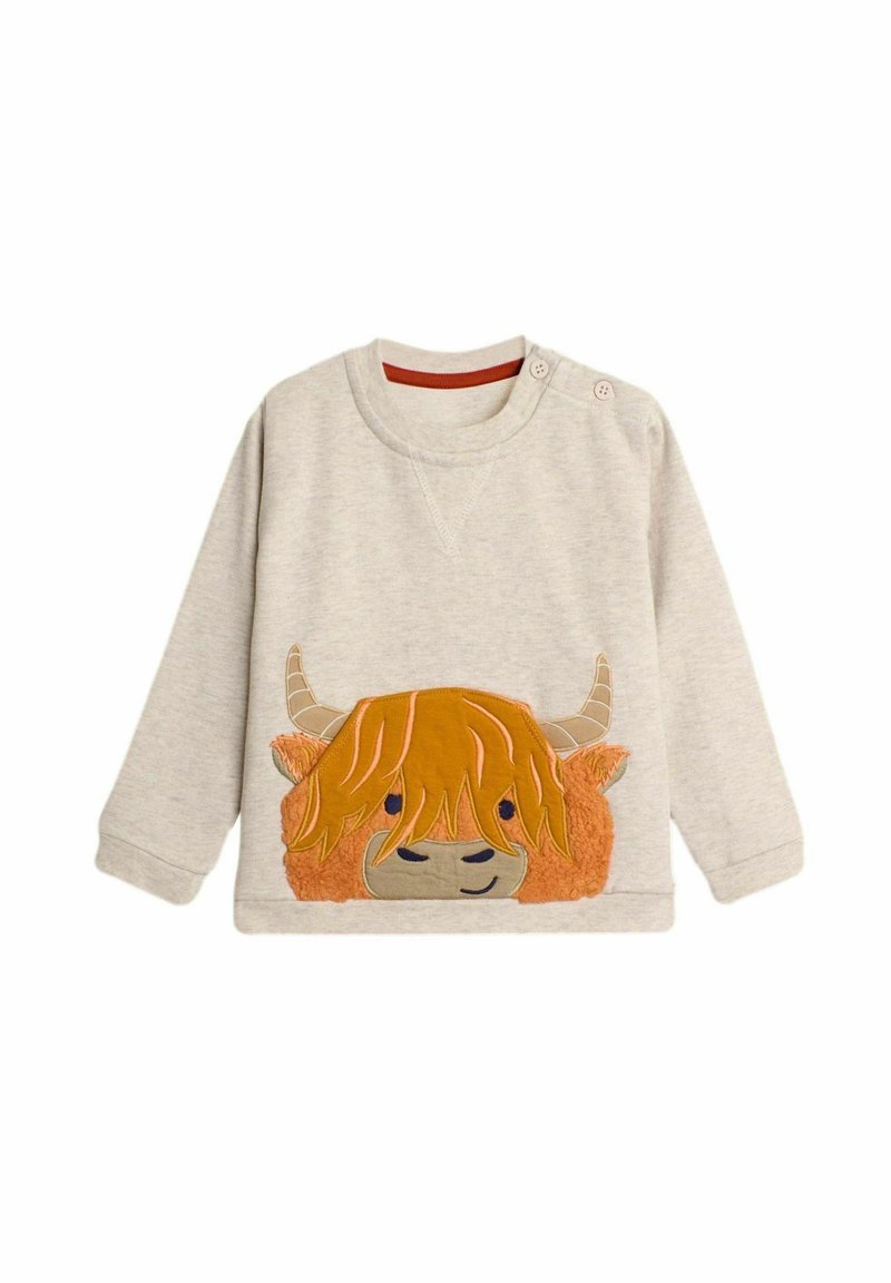 Ljusgrå sweatshirt med en texturerad, orange höglandsko-design på framsidan. Inkluderar två knappar vid axeln och en röd innerkrage.