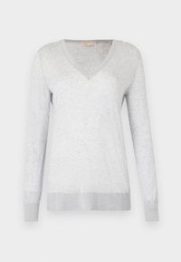 Pull long à manches longues gris clair avec un col en V, texture douce et bords côtelés aux poignets et à l'ourlet. Motif chiné subtil sur l'ensemble du tissu.