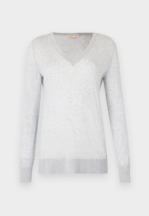 Maglione grigio chiaro a maniche lunghe con scollatura a V, morbido al tatto e con polsi e orlo a costine. Motivo melangiato sottile su tutta la stoffa.