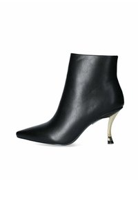Stivale alla caviglia in pelle nera con punta affusolata e tacco a stiletto accentato in oro. Texture liscia con un design elegante e aderente.