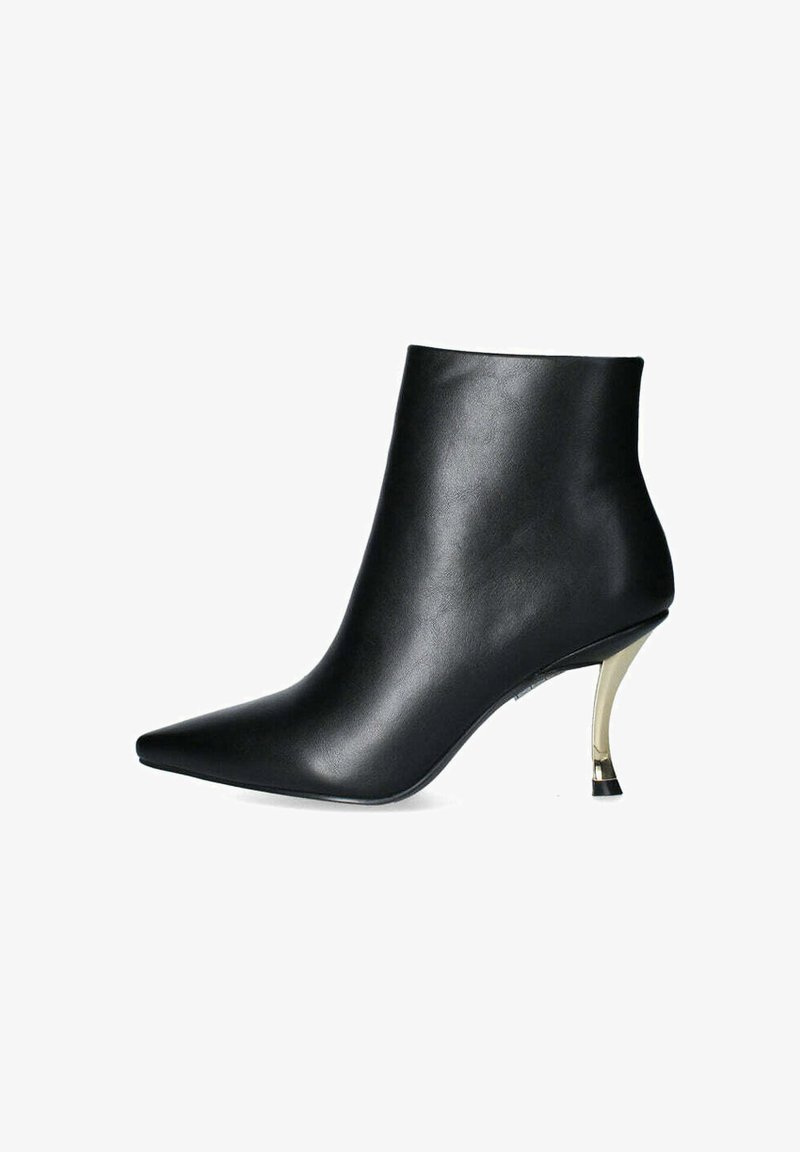 Stivale alla caviglia in pelle nera con punta affusolata e tacco a stiletto accentato in oro. Texture liscia con un design elegante e aderente.
