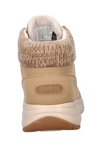 Tan waterdichte sneaker met een gestructureerde gebreide kraag, zachte voering en een rubberen zool voor betere grip. Merklogo op de hak.