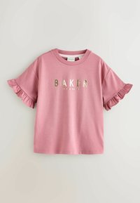 Roosa lühikeste varrukatega T-särk rippuvate varrukatega ja ümarate kaelustega. Esiküljel on tugeva metallik kuldse tekstiga "BAKER".