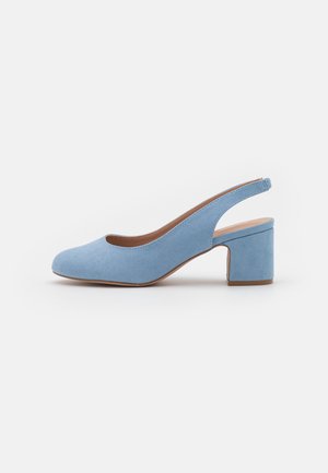 Zapato slingback de ante azul claro con tacón cuadrado y punta redonda, mostrado de lado sobre un fondo blanco.
