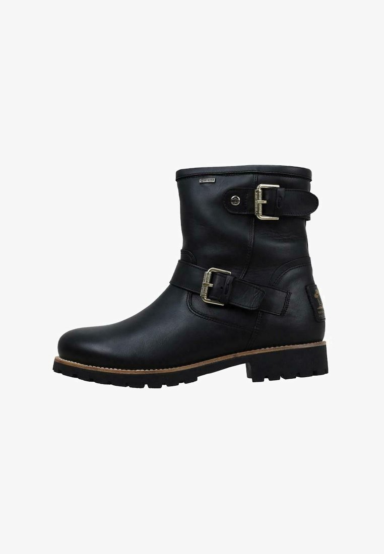 Bota de tobillo de cuero negro con detalles de hebilla, suela robusta, punta redondeada, superficie texturizada y forro impermeable Gore-Tex.