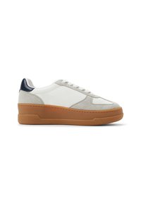 Białe skórzane sneakersy z szarymi zamszowymi akcentami, granatową piętą i teksturowaną brązową gumową podeszwą. Posiadają płaskie sznurówki i wyściełany język.