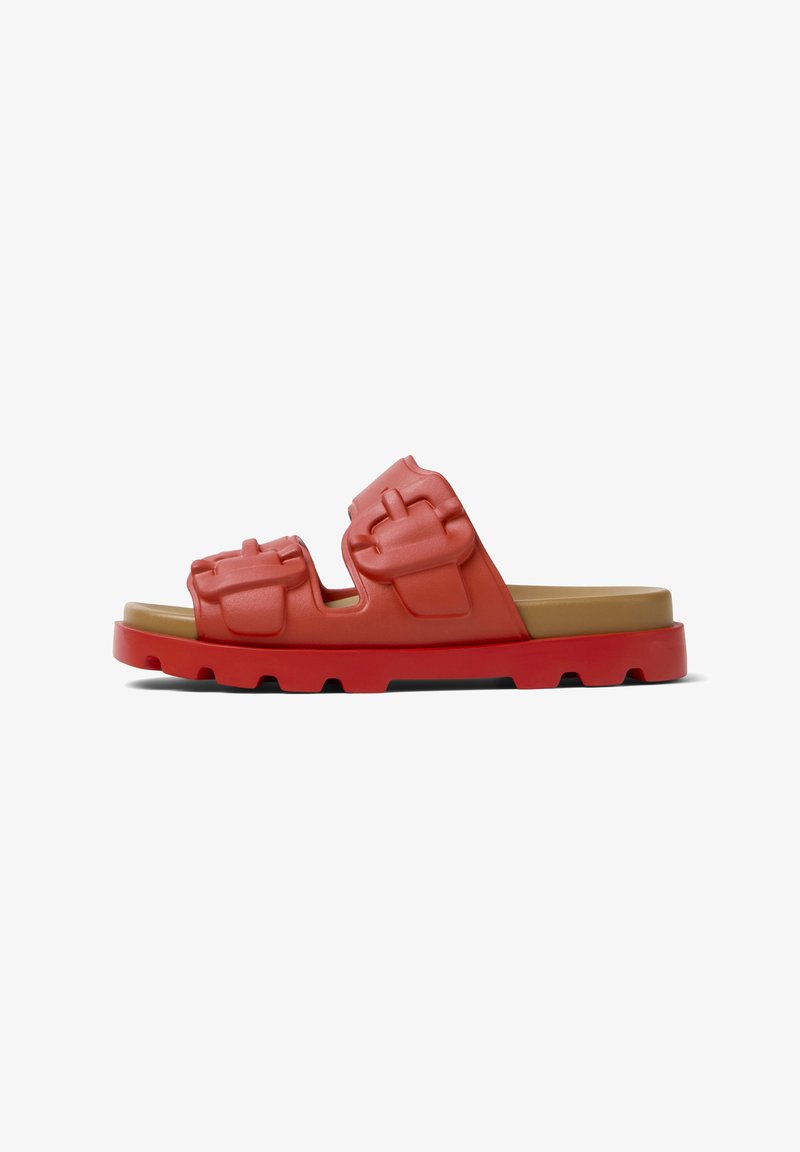 Rode schuif sandaal met twee brede banden, met gemodelleerde ontwerpelementen. Dikke rubberen zool met een tan kleurige voetbed en een geprofileerde onderkant voor grip.
