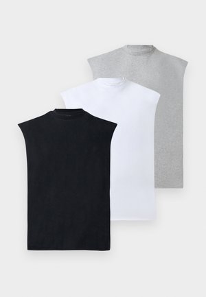 Topuri fără mâneci, cu guler rotund, în negru, alb și gri, așezate în stivă diagonală pe un fundal deschis.