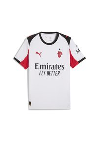 Hvid sportsjersey med røde og sorte detaljer, der har Puma-logoet og teksten "Emirates Fly Better". Kortærmet, rund hals.